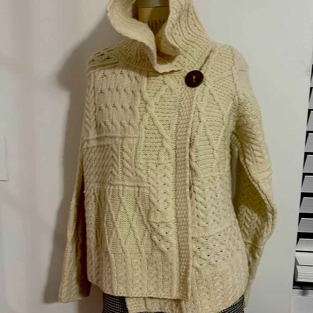 Standun Beautiful beige embroidered sweater.